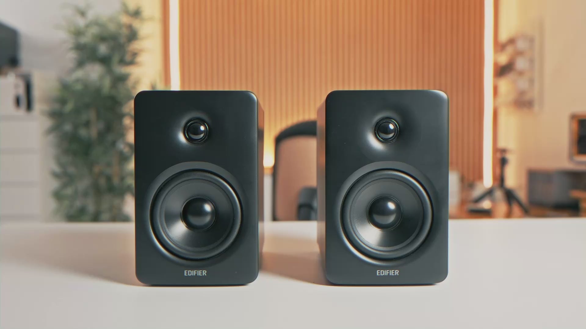 Load video: Edifier M90